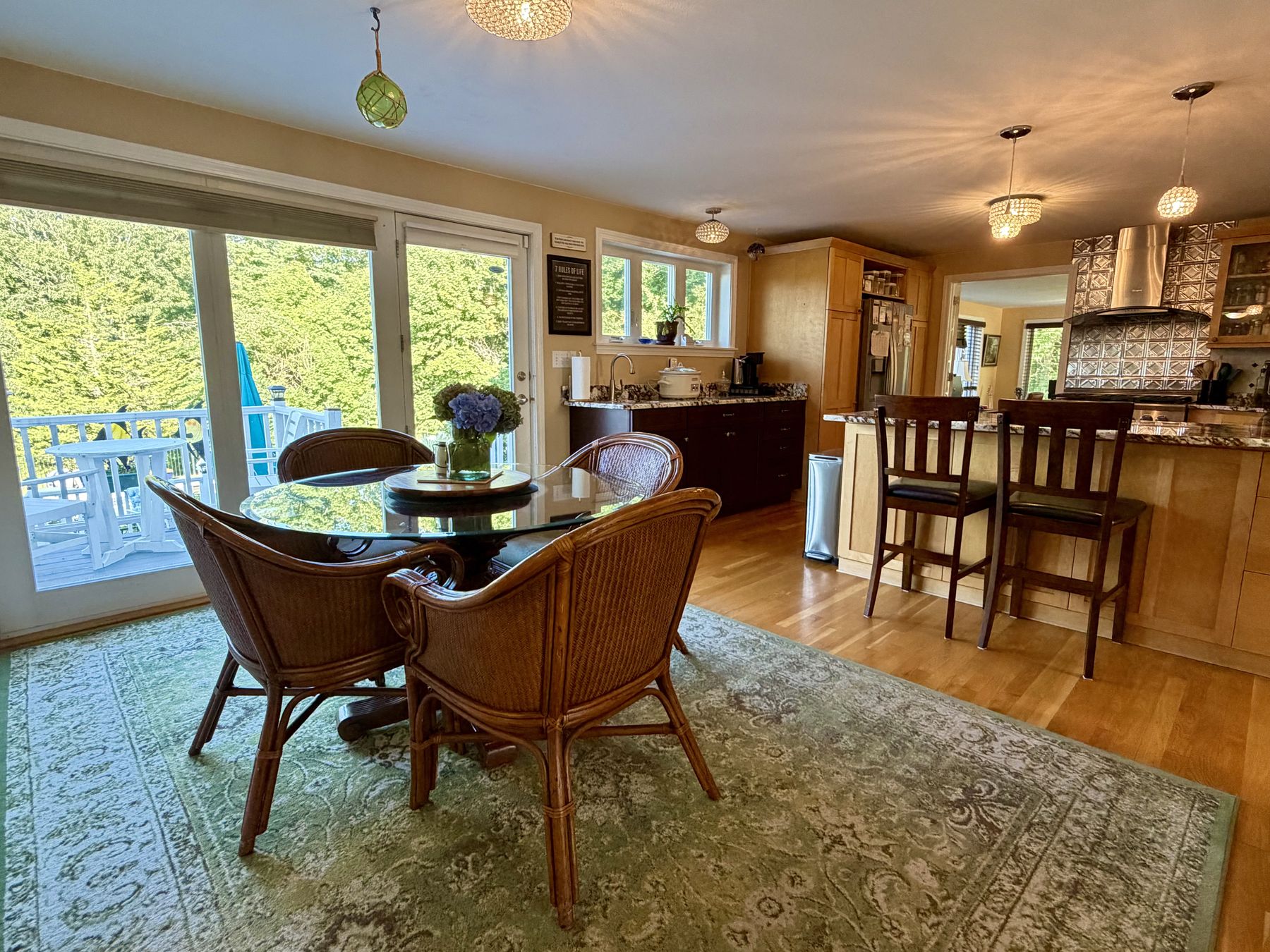 Kitchen dining